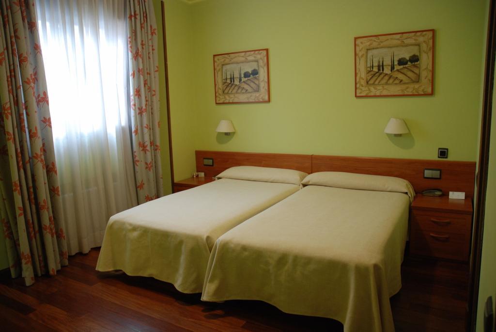 Hostal Los 5 Pinos มาดริด ภายนอก รูปภาพ