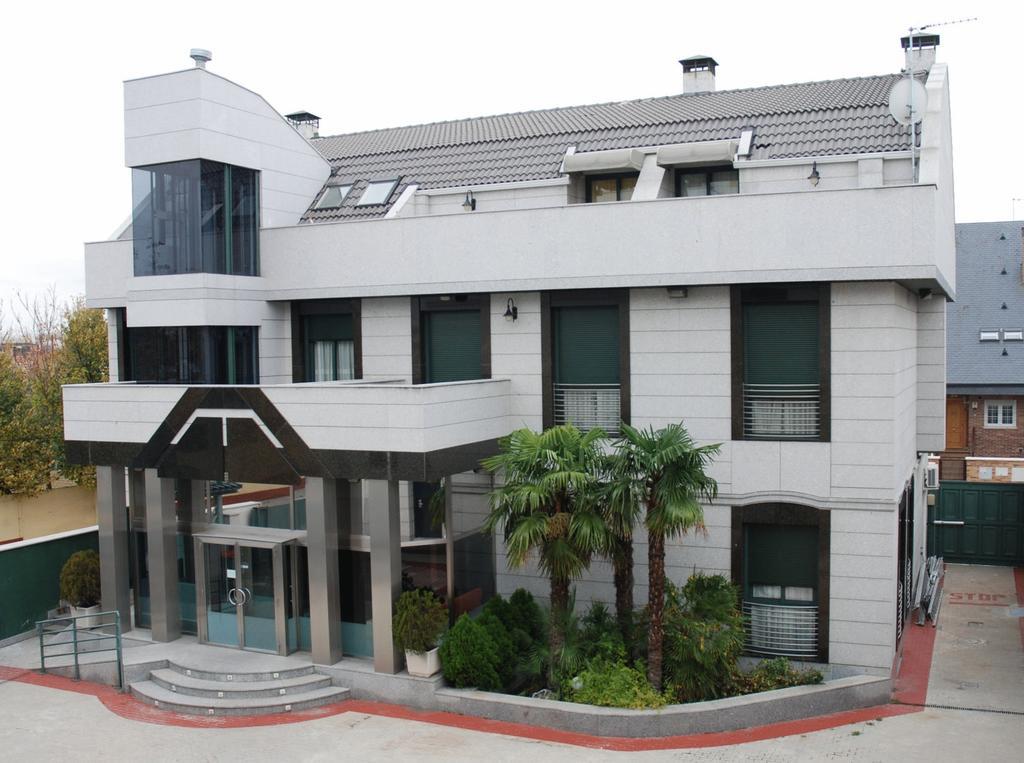 Hostal Los 5 Pinos มาดริด ภายนอก รูปภาพ