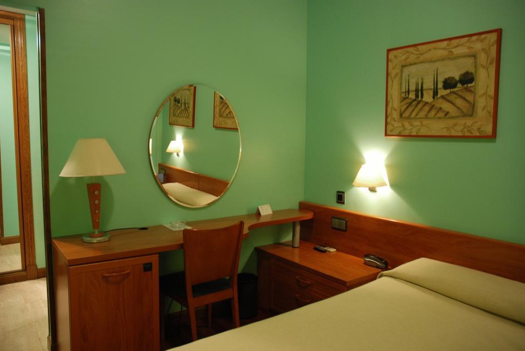 Hostal Los 5 Pinos มาดริด ภายนอก รูปภาพ