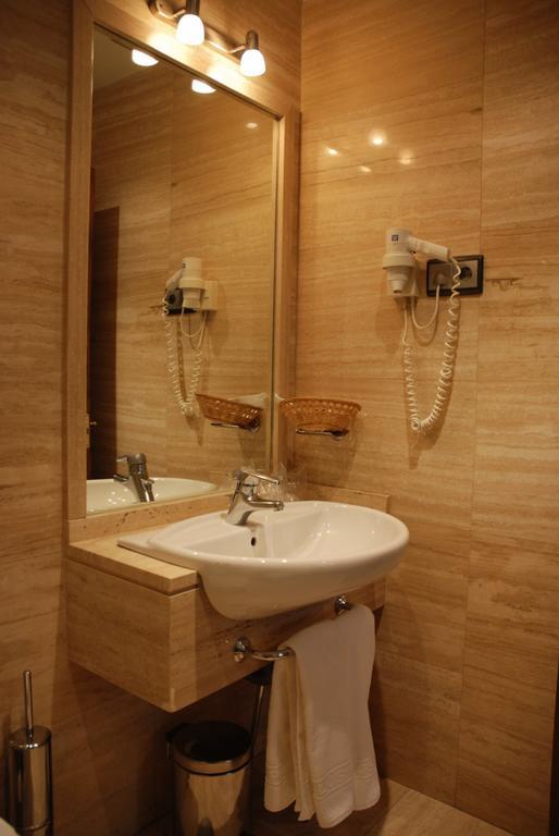 Hostal Los 5 Pinos มาดริด ภายนอก รูปภาพ